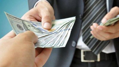 El d�lar blue llega a $125 y m�s argentinos prefieren tener los billetes en casa: as� funciona el mercado informal en cuarentena