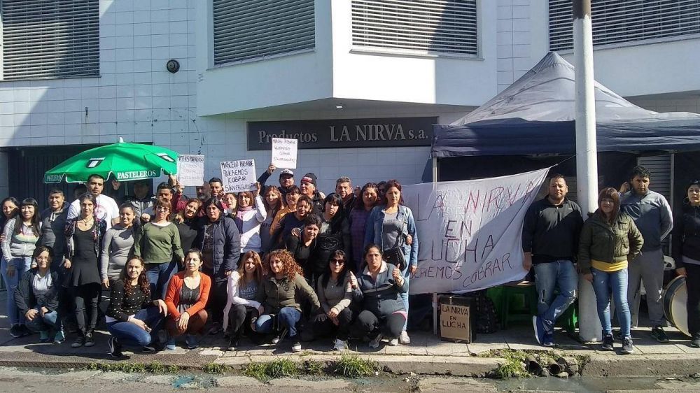 La Nirva les debe 7 meses y los empleados instalan una olla popular en los portones para que no la vac�en