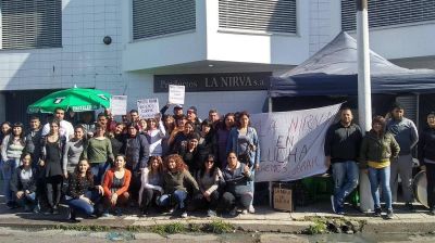 La Nirva les debe 7 meses y los empleados instalan una olla popular en los portones para que no la vac�en