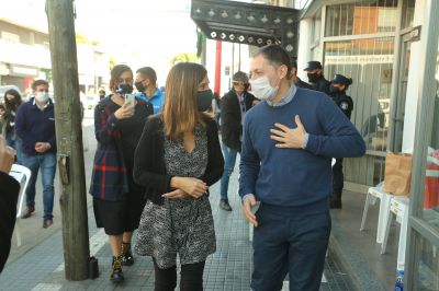 Fernando Gray  junto a Fernanda Raverta recorren lugares de cobro del IFE