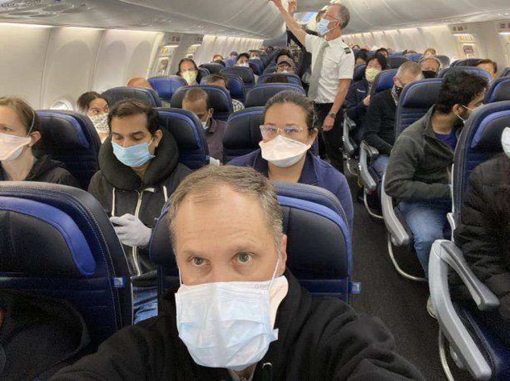 La foto viral de un mdico en un avin que llev a una aerolnea a ampliar sus medidas por el coronavirus