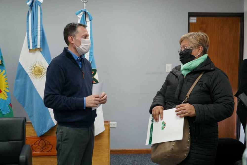 Fernando Gray entreg subsidios a vecinos del distrito