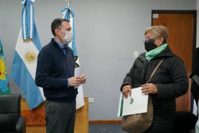 Fernando Gray entreg� subsidios a vecinos del distrito