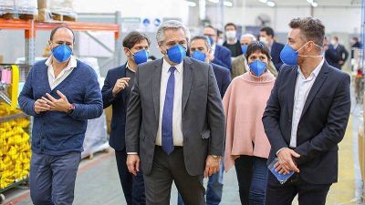 El presidente visit� la �nica empresa que produce barbijos aptos para el personal de la salud, en Quilmes