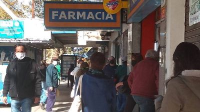Flexibilizaci�n en Brown: largas filas en bancos y farmacias sin respetar la distancia
