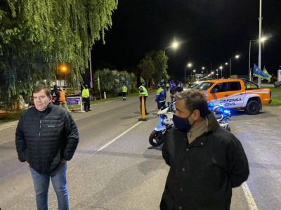 Tras confirmarse un nuevo caso, Montenegro y Oroquieta encabezaron un operativo nocturno en Ruta 2