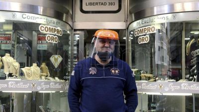 Con pocas expectativas de ventas y tras 60 d�as, m�s comercios porte�os reabrieron sus puertas