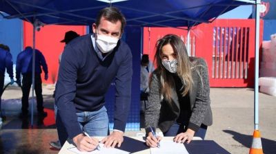 AySA firm� convenio con la empresa Transclor, entreg� 22 mil litros de lavandina y 15 mil de agua