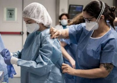 Otras dos personas (un hombre y una mujer) infectados con COVID y dan de alta al trabajador de salud