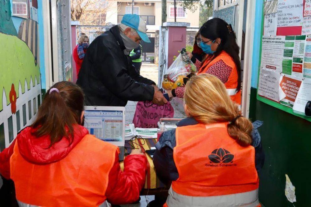 El Municipio de Esteban Echeverra entreg de 60 mdulos alimentarios