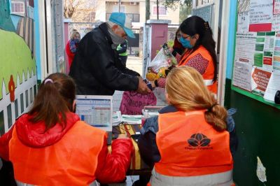 El Municipio de Esteban Echeverr�a entreg� de 60 m�dulos alimentarios