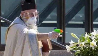 El cura que dispara a sus feligreses con una pistola de agua� �bendita!