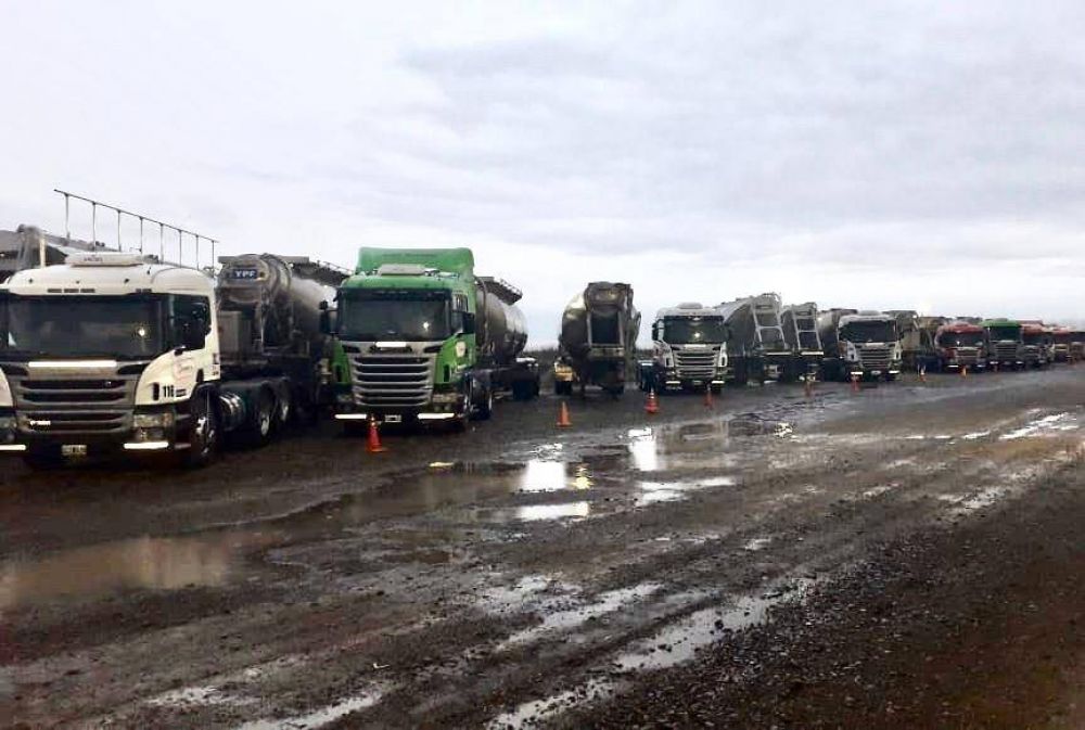Camioneros paraliz la actividad petrolera en Neuqun por salarios adeudados