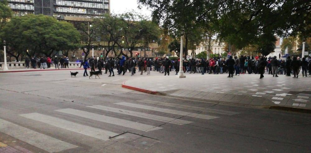 Crece la crisis del transporte en Crdoba y ms de 500 choferes rompieron la cuarentena para protestar frente al municipio