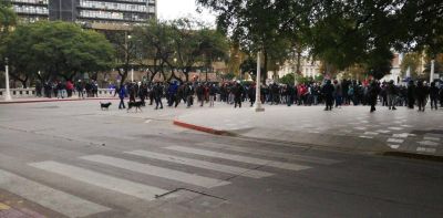 Crece la crisis del transporte en C�rdoba y m�s de 500 choferes rompieron la cuarentena para protestar frente al municipio