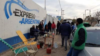 Acampan en la sede de Expreso Argentino porque los suspendieron sin goce de sueldo