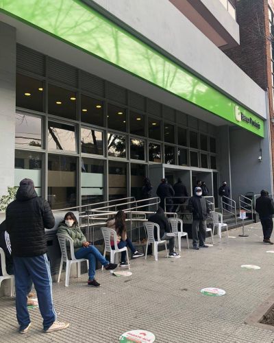El Municipio de Esteban Echeverr�a asiste a vecinos en correos y bancos