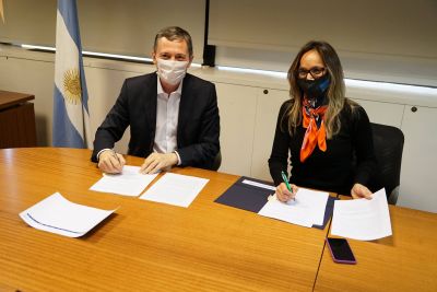 Fernando Gray firm� convenio Agua y Cloca + Trabajo con Malena Galmarini