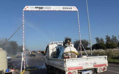 Instalaron un arco sanitizante que desinfecta a los veh�culos que ingresan a Mar del Plata