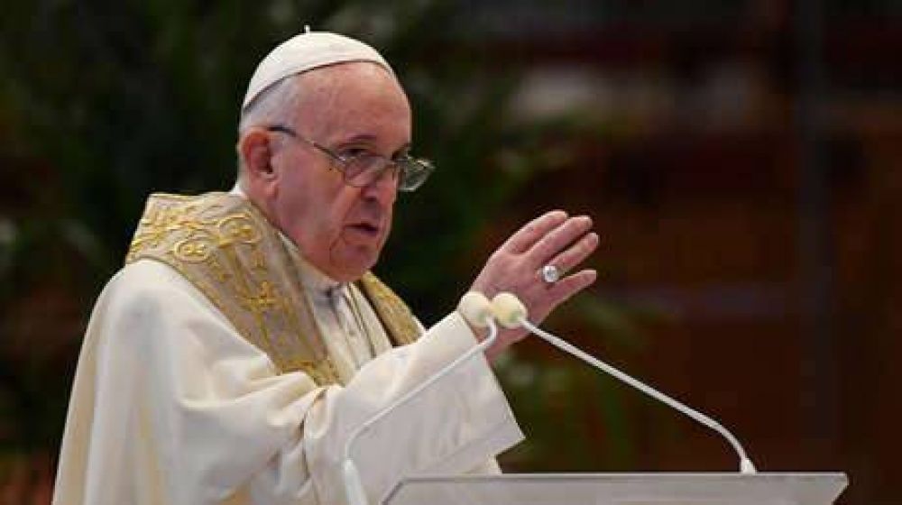 Un cura interrumpe la misa por una llamada inesperada del Papa