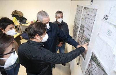 Ferraresi acompa�� al gobernador Axel Kicillof en su recorrida por Villa Azul