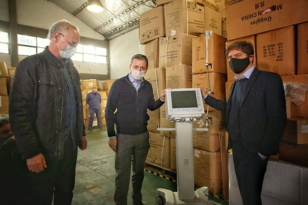 Fernando Gray y Axel Kicillof en la entrega de respiradores para Esteban Echeverra