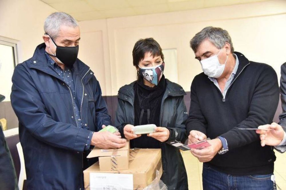 Mendoza y Ferraresi recibieron tres mil tarjetas telefnicas para vecinos de Villa Azul