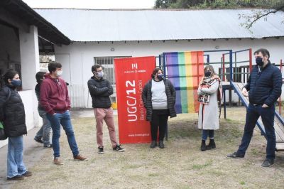 Lucas Ghi y Juan Cuattromo acompa�aron la entrega de asistencia alimentaria en el Barrio Carlos Gardel
