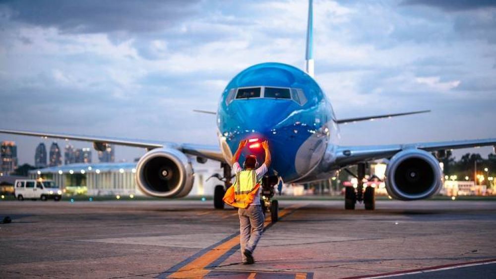 Aerolneas Argentinas suspender por dos meses a 7.500 de sus 12.000 empleados