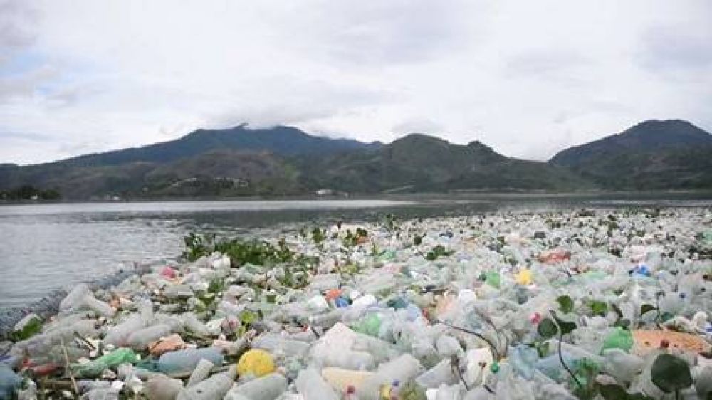 Toneladas de basura inundan lago que intentan rescatar en Guatemala