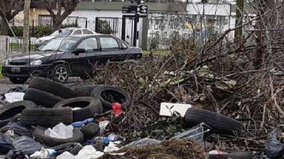 Basura y ratas a metros de dos escuelas