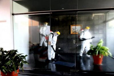 Operativo de desinfecci�n en edificio donde confirmaron caso de Coronavirus en La Plata