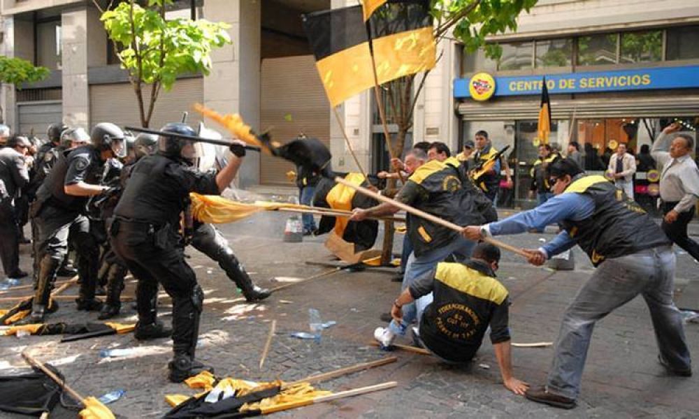 Condenaron a tres gremios a indemnizar a un polica agredido en una manifestacin