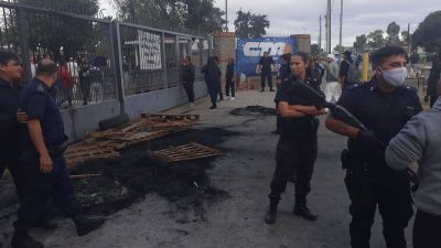 Trabajadores del frigorígico quilmeño Penta denunciaron el ataque de una patota al servicio de la empresa