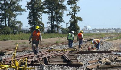 Con la prohibici�n vigente, la contratista UCSA despidi� a 700 obreros y la UOCRA lo catalog� de acto criminal