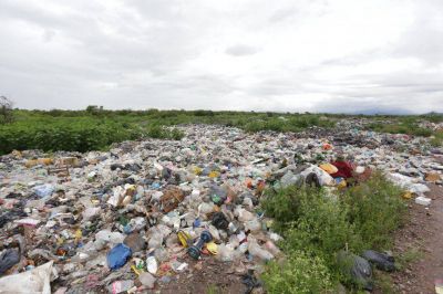 Los basurales siguen creciendo mientras el gobierno atiende la pandemia
