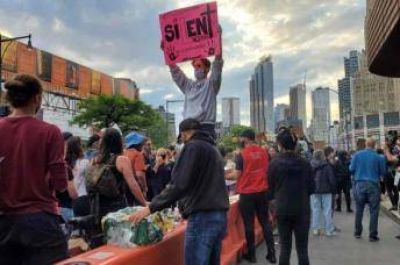 Organizaci�n musulmana reparte comida entre los manifestantes de Nueva York