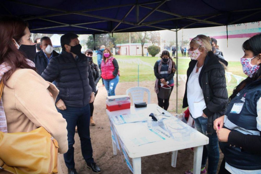 Moreno | Daniel Arroyo y Mariel Fernndez supervisaron la entrega de tarjetas AlimentAR