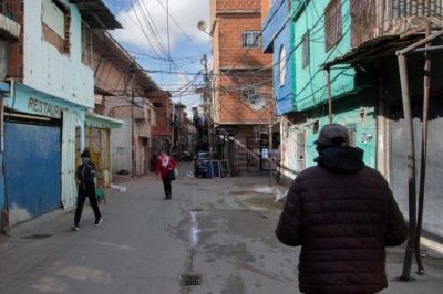 Legisladores del FdT entregaron m�scaras en el Barrio Padre Mugica