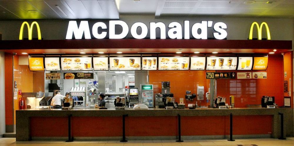 La justicia voltea el acuerdo del 75% y ordena a McDonald's pagar salarios completos a trabajadora suspendida