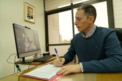 Fernando Gray firm� convenios de ayuda financiera con Axel Kicillof