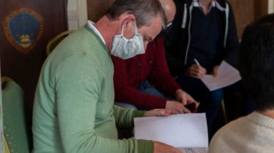 Monte: el intendente Castro encabez� licitaci�n para la compra de nuevas luminarias Led