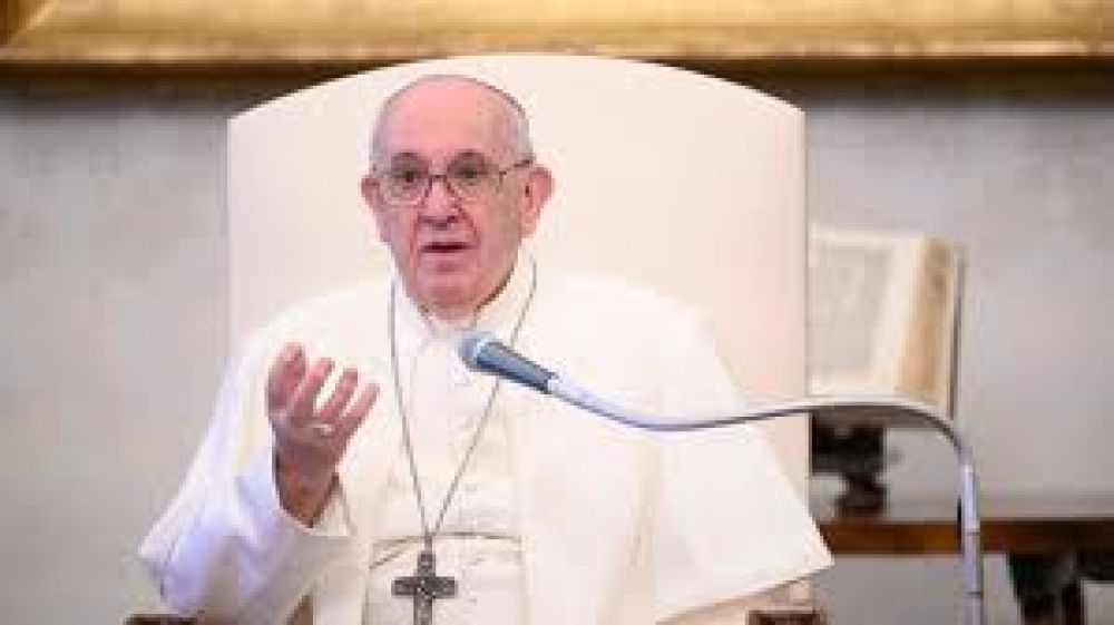 Papa Francisco: Mois�s nos insta a rezar como Jes�s, intercediendo por el mundo