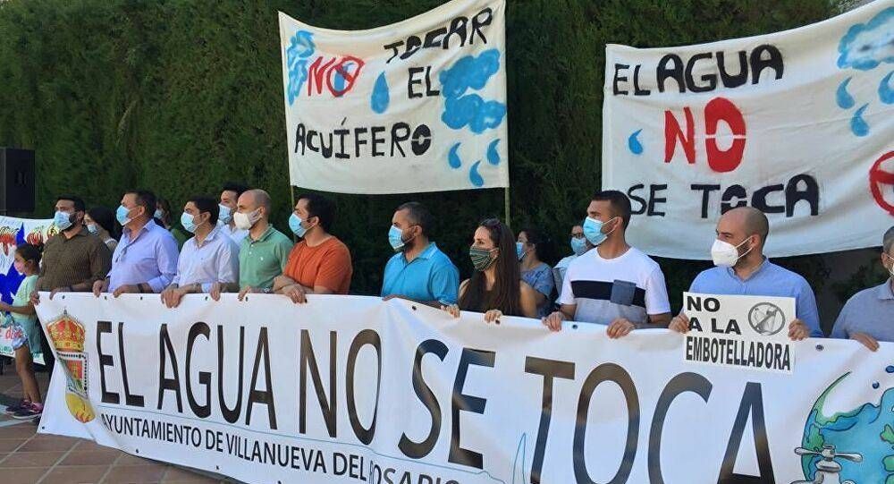 El negocio del agua embotellada en tierras de sequa enfrenta a varias localidades de Espaa