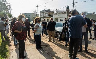 Vecinos de Lan�s juntan firmas contra la instalaci�n de antenas en las plazas