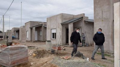 San Cayetano: el intendente recorri� barrios en construcci�n