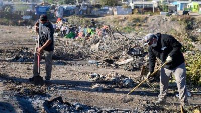 Interminable limpieza de un basural que no paran de ensuciar