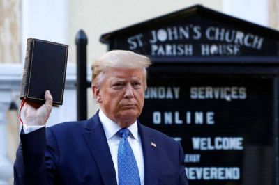 La Biblia de Trump no es la de Francisco