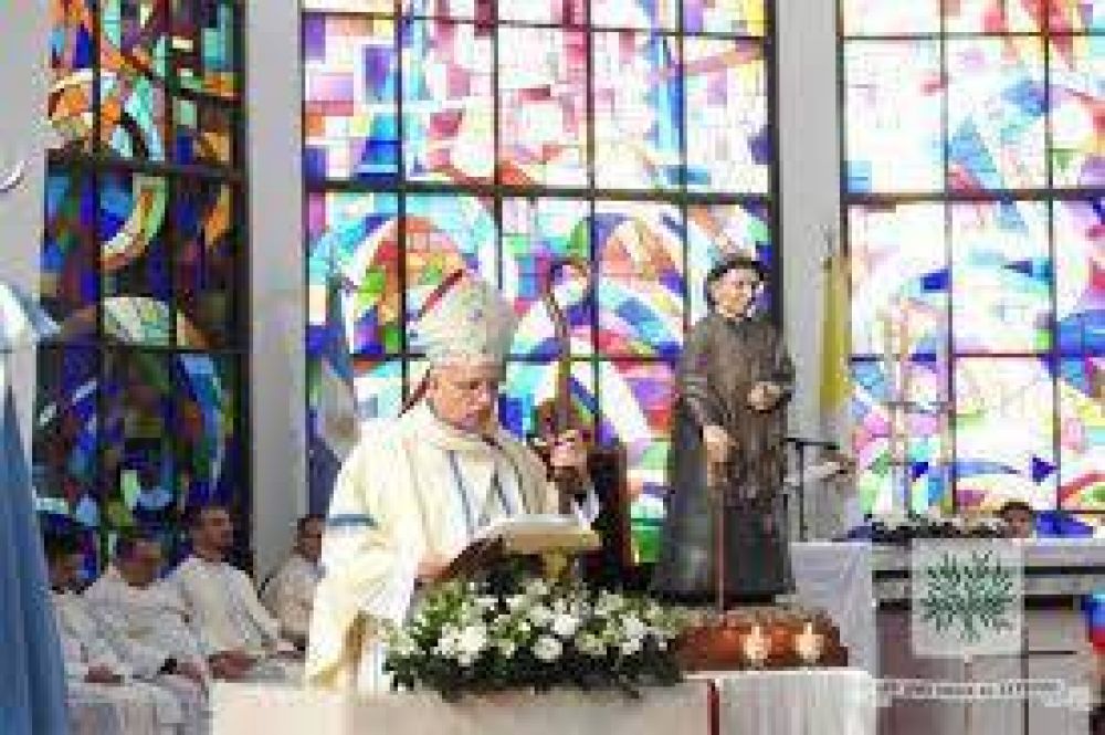 Celebran el aniversario de la consagracin de la catedral castrense y del obispo Olivera