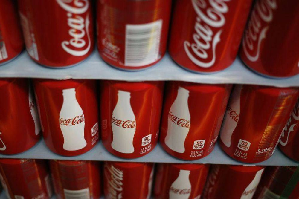 Coca Cola se suma a firmas que ponen en pausa publicidad en redes sociales
